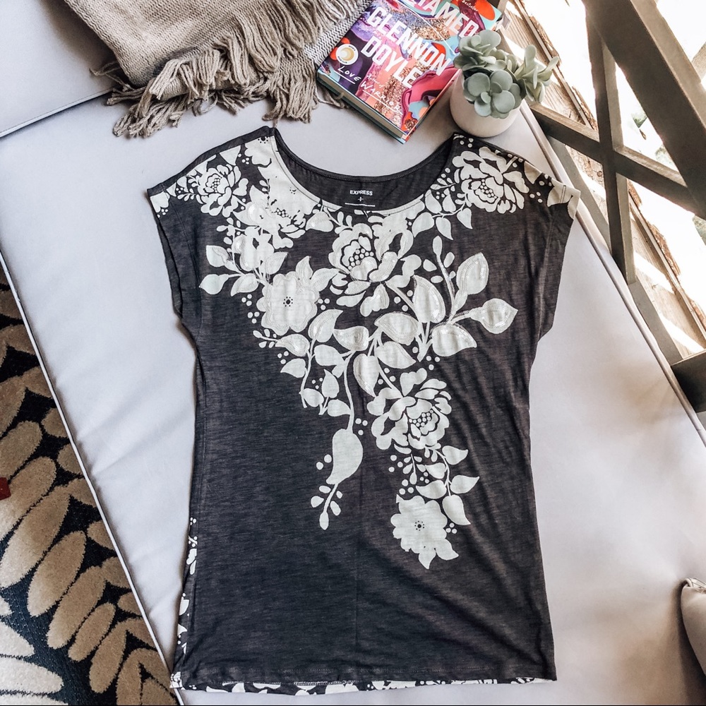 Beautifully detailed EXPRESS short sleeve!